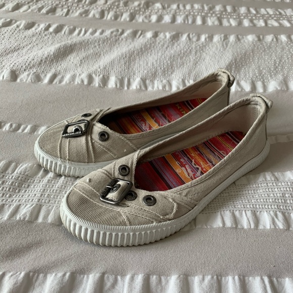 blowfish slip ons